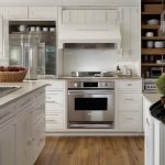 Open shelving vs upper cabinets: pros, cons and cleaning